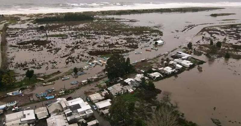 Vista aérea de un sector costero inundado tras un temporal