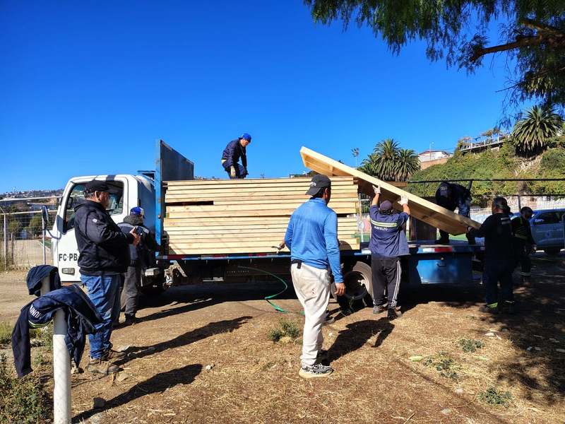 Equipo cargando materiales prefabricados para el traslado