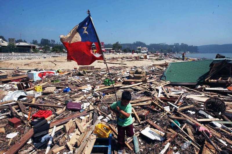 Consecuencias de un terremoto y maremoto en la costa de Chile